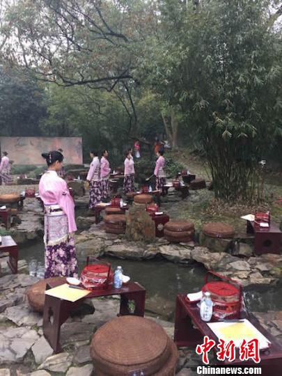再现“曲水流觞”盛况 陈洁 摄
