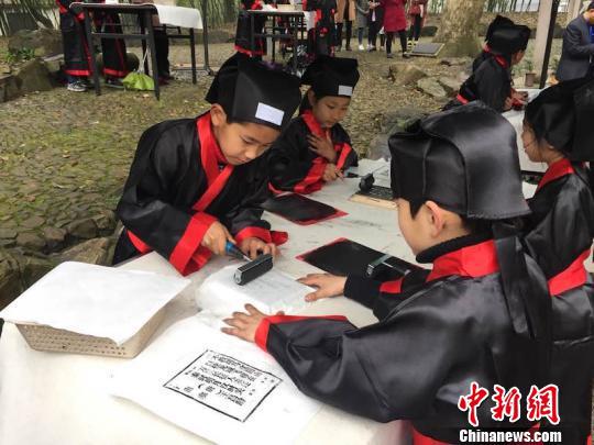小学生们展示活字印刷 陈洁 摄