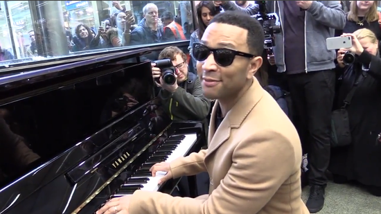 传奇哥现身伦敦地铁 弹上钢琴开起音乐会