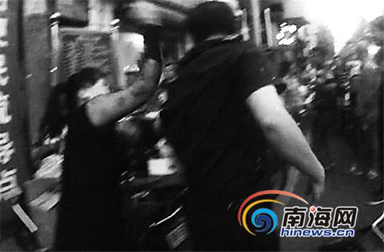 女摊贩殴打城管队员。（执法记录仪视频截图）