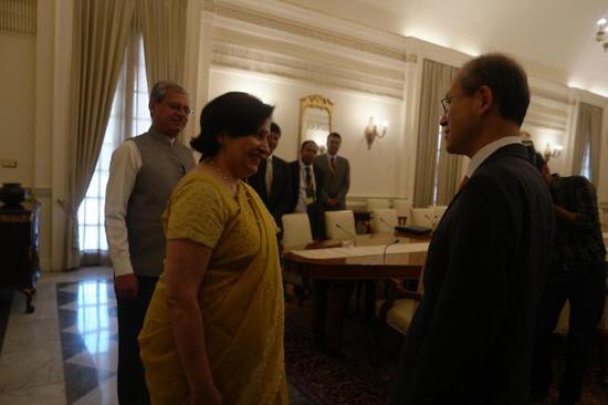 韩国外交部第一次官林圣男与印度外交部次官Preeti Saran于当地时间28日在印度举行会谈。(图片来源：韩联社)