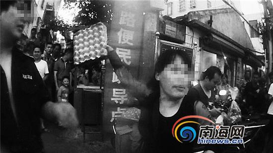 女摊贩殴打城管队员。（执法记录仪视频截图）