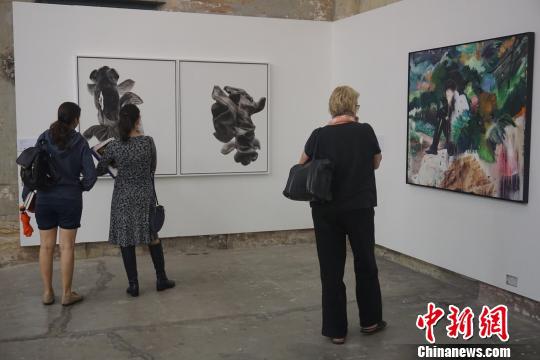 观众欣赏参展作品。　夏长青 摄