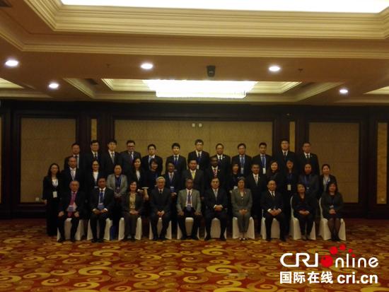 “‘新起点、新机遇’——庆祝东盟成立50周年国际研讨会” 与会代表合影 摄影：卢倩桦