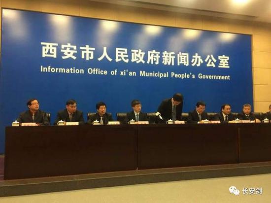 图:西安地铁电缆门出现后,西安市人民政府立刻召开新闻发布会,市领导鞠躬致歉。