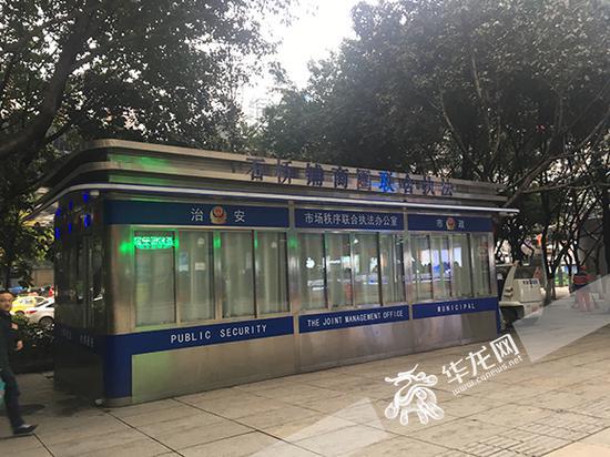 刘先生在记者陪同下前往石桥铺商圈联合执法办公室进行投诉。见习记者 王玮 摄