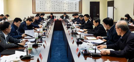 3月29日,中共中央政治局委员、中央政法委书记孟建柱在京主持召开中央司法体制改革领导小组会议并讲话。郝帆 摄