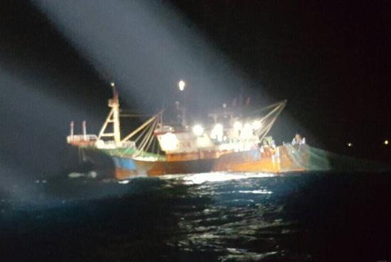 陆铁壳船“浙玉渔11007号”31日凌晨被扣。（图片来源：台湾联合新闻网）