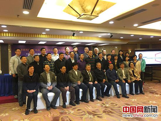 “新闻出版大数据用户行为跟踪与分析实验室”揭牌仪式及合作联盟签约仪式在京举行，图为与会嘉宾合影。中国网实习记者 董小迪 摄