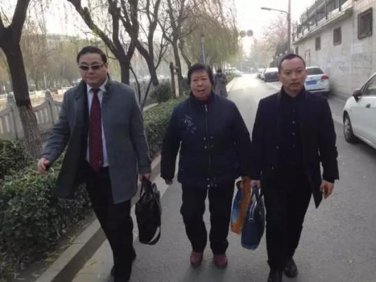 申请国家赔偿过程中照片（中为张焕枝，右为辜光伟）