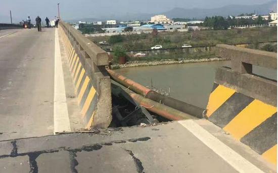 实拍千吨货船撞珠海莲溪大桥 致桥身移位