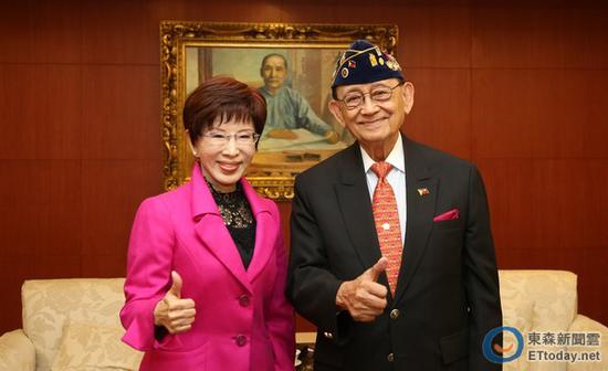国民党主席洪秀柱与菲律宾前总统罗慕斯。（图片来源：台湾“东森新闻云”）