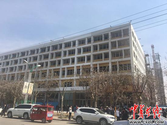 白沟镇速通产业园售楼处门前询问买房和等待交款排号的购房者。