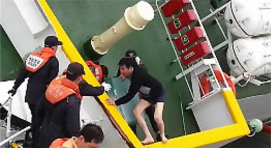 船长李某从倾斜的世越号中仓皇逃出