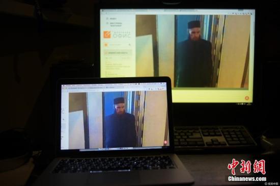 当地时间2017年4月3日，俄罗斯莫斯科，电脑屏幕上显示圣彼得堡地铁爆炸案疑似嫌疑人的监控画面。图片来源：视觉中国