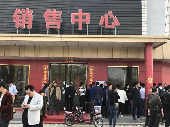 尽管雄县一销售中心已经被封,然而门前仍然聚集了来自四面八方的各类人群 经济观察网 张恒/摄