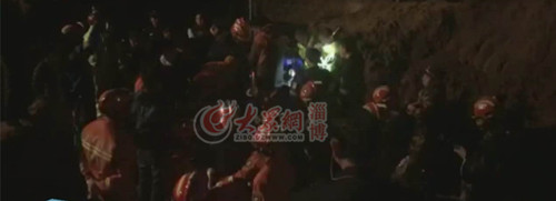 02:19 救援人员在喊孩子名字,让其抬起头来,孩子生命体征正常
