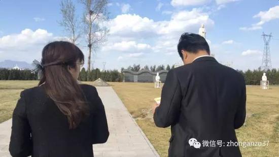 墓地中介陈小英（左）和张华带着探员前去墓地“探墓”。 新京报记者 游天燚 摄