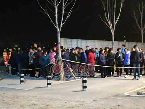 23点左右,仍有非常多的村民聚集在周围守候着