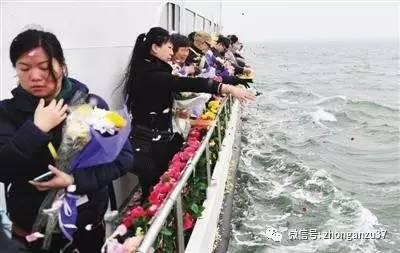 2015年清明节期间，300名参与骨灰撒海海上共祭活动的北京市民将鲜花撒进大海，以祭奠缅怀逝去的亲人。    新京报记者 尹亚飞 摄