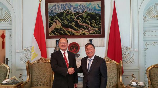 中国驻埃及大使宋爱国（右）在开罗会见蔡冠深博士