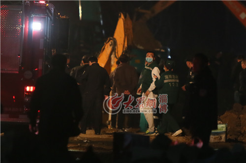 00:59现场挖掘机已停止工作,正在使用新的救援手段