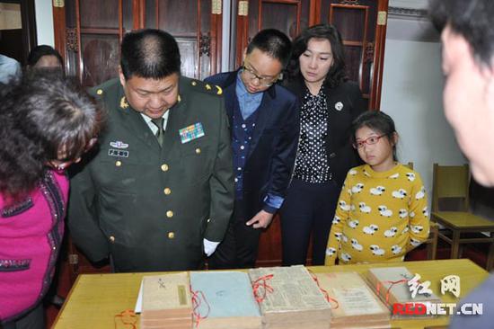 毛新宇一家在毛泽东图书馆参观