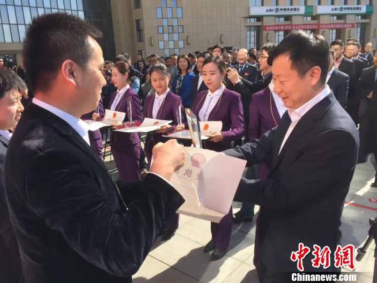 图为陕西自贸区空港功能区为企业颁发营业执照。　王鑫 摄