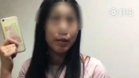 女子捡到手机想据为已有 失主面前百般抵赖