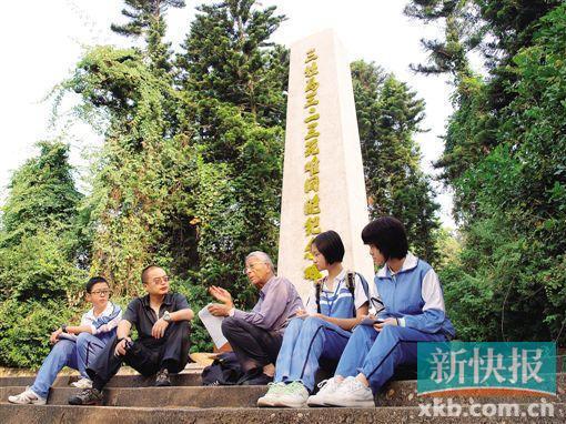 刘昌言(左二)带领学生在三灶万人坟听当地老人讲述当年的情况