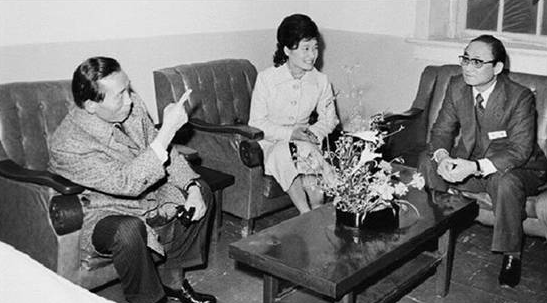 1976年，崔太敏（右一）与朴正熙、朴槿惠父女