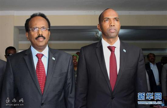 3月1日，在索马里摩加迪沙，索总统穆罕默德·阿卜杜拉希·穆罕默德（左）与总理哈桑·阿里·海尔一同出席议会会议。索马里议会3月1日举行投票，批准哈桑·阿里·海尔为索政府新总理。新华社发（费萨尔·伊斯 摄）