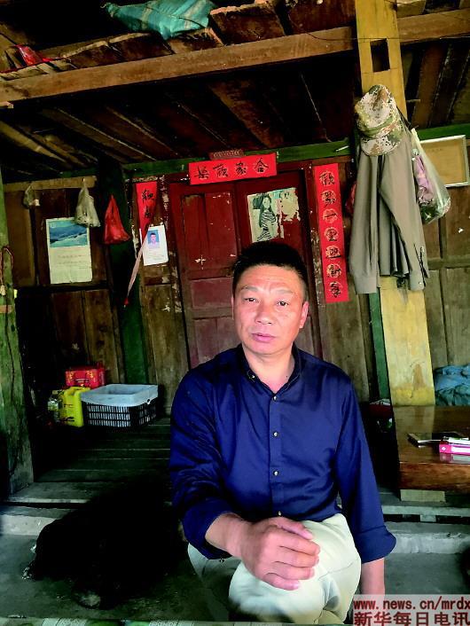 卢荣新和母亲在家里。释放回家当天,卢荣新的女儿在他房门贴了一副对联:欢声笑语贺新春,欢聚一堂迎新年,横批是“合家欢乐”。本报记者王研摄