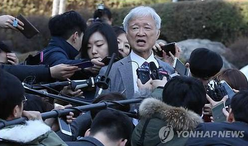 朴槿惠代理律师团的徐锡九律师接受媒体采访