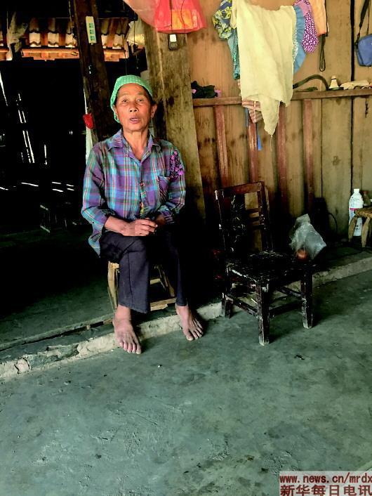 卢荣新和母亲在家里。释放回家当天,卢荣新的女儿在他房门贴了一副对联:欢声笑语贺新春,欢聚一堂迎新年,横批是“合家欢乐”。本报记者王研摄
