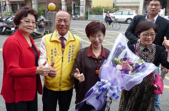 国民党主席洪秀柱（中）今天到员林与支持者见面。（图片来源：台湾《联合报》）