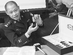 ▲警方向记者展示嫌疑人用于行骗的廉价保健品。信息时报记者 萧嘉宁 摄