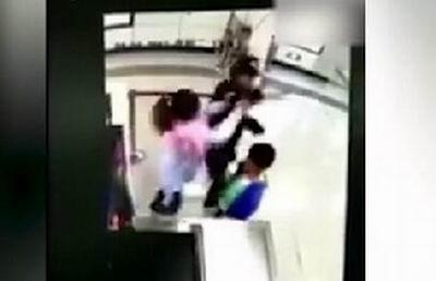 合肥地铁1号线一位安检员因劝导一小朋友吃完零食再进站遭到家长掌掴。