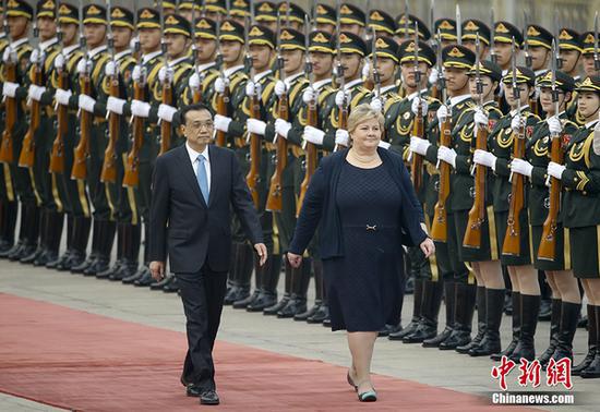 4月7日,中国国务院总理李克强在人民大会堂东门外广场举行仪式,欢迎挪威首相索尔贝格访华。 中新社记者 杜洋 摄