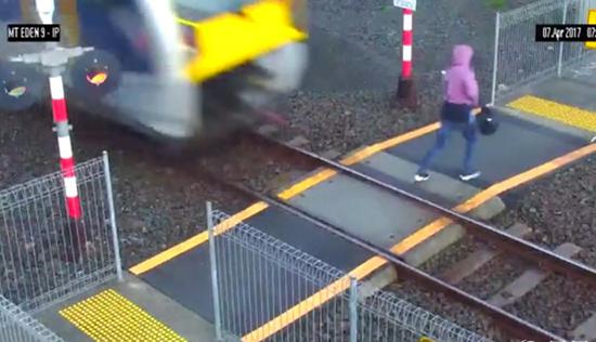 监控：女子闯灯过铁路与火车擦身而过