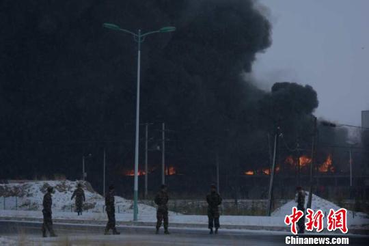 图为救援人员在事发现场设立警戒区域 钟欣 摄
