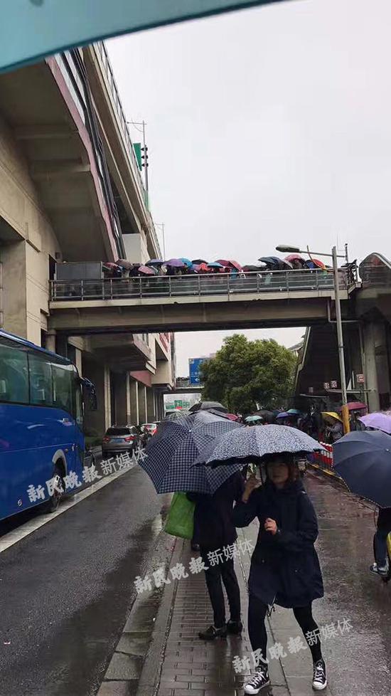 图说:地铁一号线彭浦新村站外已排起长龙