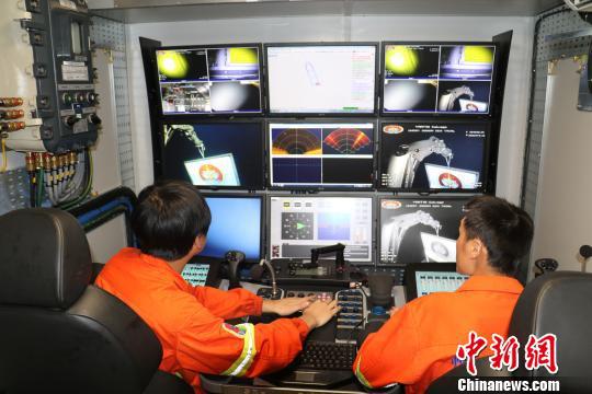 工作人员在控制水下机器人。　陈朋 摄
