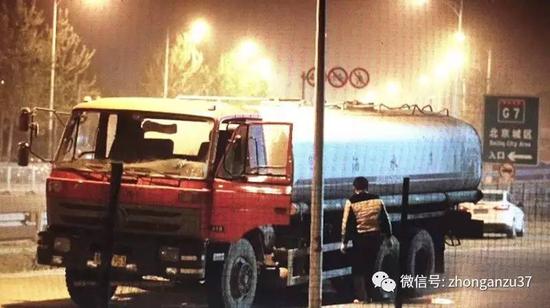 往市政管道内排放完渗沥液后，司机收起黑色排放管。   新京报记者尹亚飞 摄