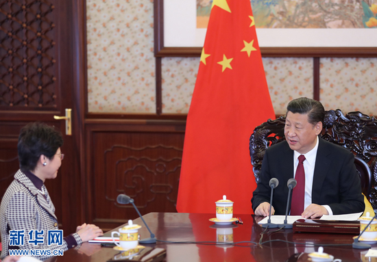 4月11日，國家主席習(xí)近平在中南海會見新當(dāng)選并獲中央政府任命的香港特別行政區(qū)第五任行政長官林鄭月娥。 新華社記者 鞠鵬 攝