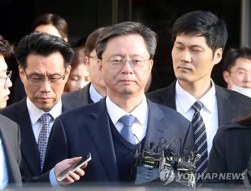 资料图片：4月11日下午，在首尔中央地方法院，禹柄宇（中）为接受逮捕必要性审查到庭。（韩联社）