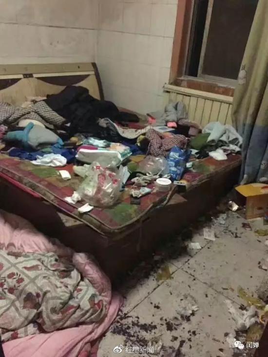 红星新闻记者看到,小"臭蛋"居住的家里凌乱不堪,垃圾遍地