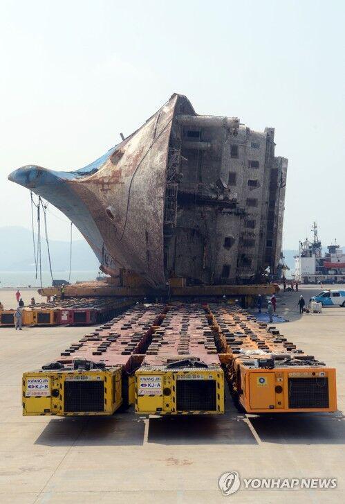 4月11日下午，在木浦新港，正将模块运输车抽离“世越”号船体。(图片来源：韩联社)