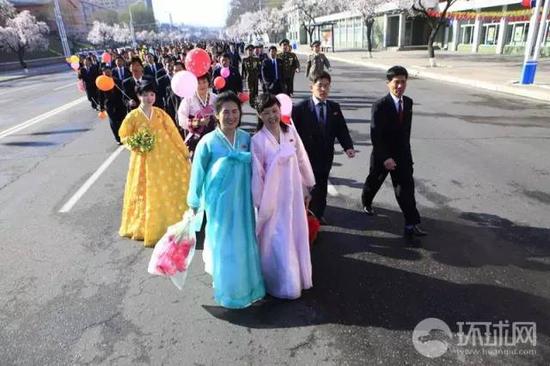 暑假后上海迪士尼热度未减 多处排队超100分钟