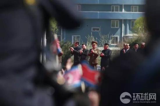 　　4月13日，朝鲜最高领导人金正恩在平壤4·25文化会馆广场出席黎明大街住宅楼的竣工仪式并剪彩。4·25文化会馆是朝鲜七大的会议地址。黎明大街的十几幢住宅楼供朝鲜教职工人员使用，去年由金正恩亲自发起并多次指导而成。